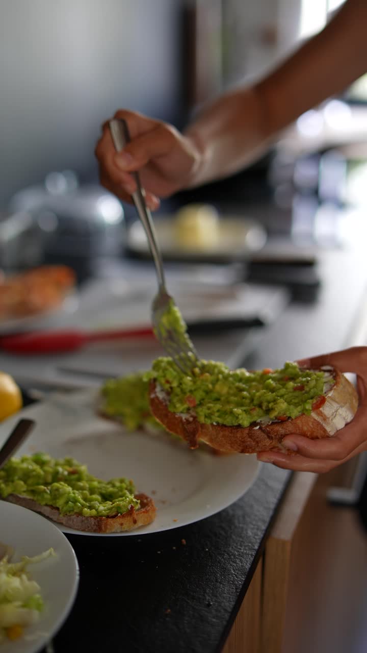 preparando tostadas de aguacate y ensalada