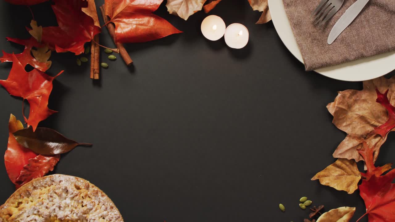 검은 바탕에 가을 잎, 향신료 및 파이의 비디오