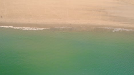 Disparo-De-Arriba-Hacia-Abajo-De-La-Playa-Del-Rinconcillo-En-La-Provincia-De-Algeciras,-España