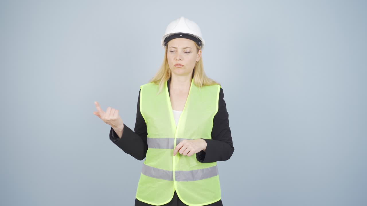 un ingeniero que hace cálculos relacionados con el trabajo.