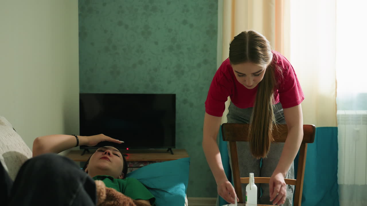 Сострадательный опекун аккуратно готовит таблетки и воду; трогательная сцена приема лекарств от заботливого человека; нежный момент, когда опекун готовит таблетки и воду у кровати пациента