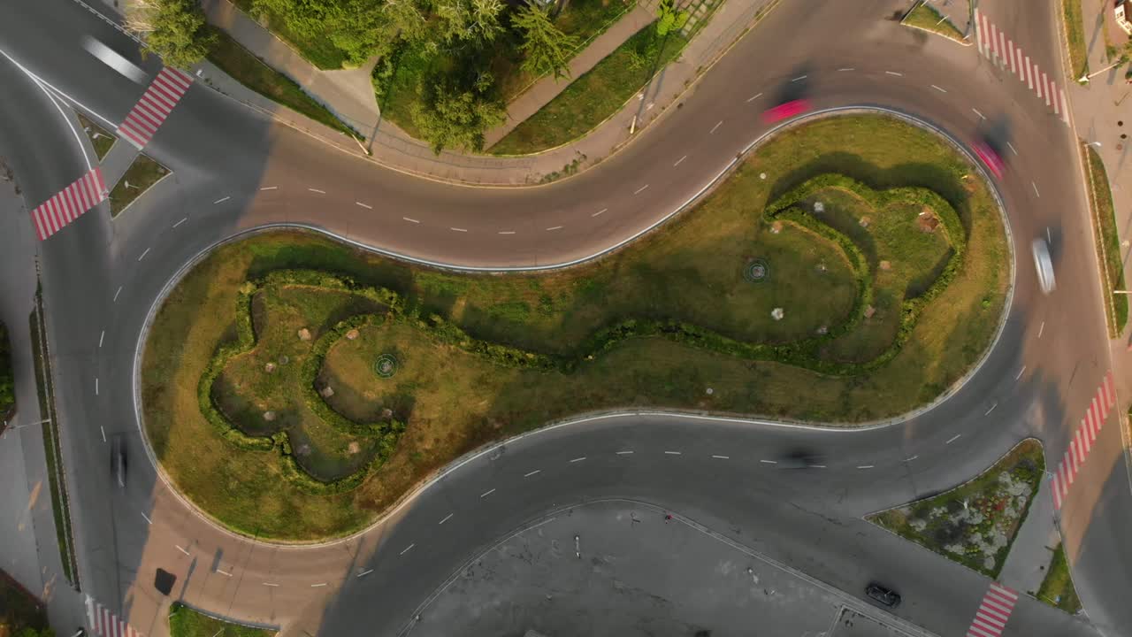 vista aérea de 4k del lapso de tiempo de la carretera con coches circulares.