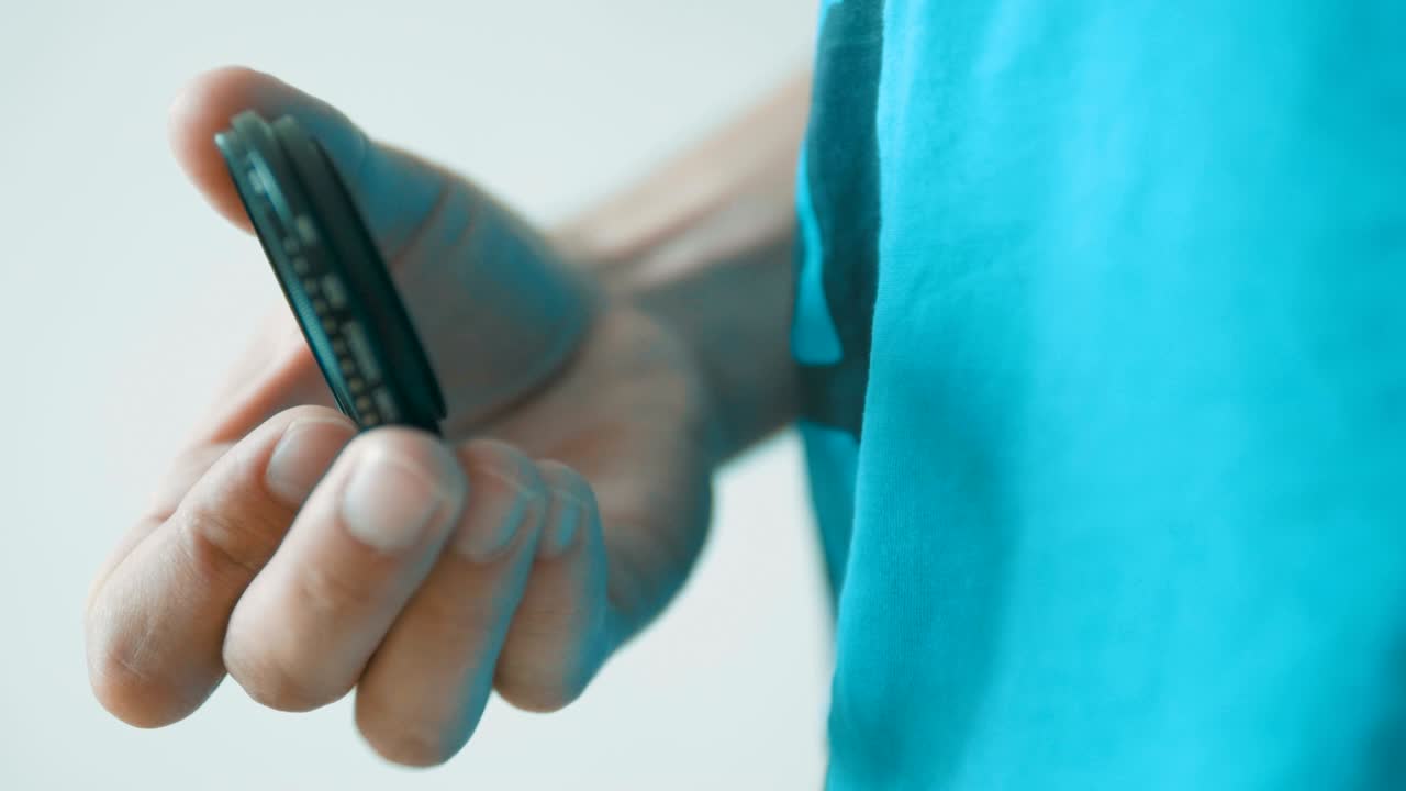 중립 밀도 (nd) 필터 비교 4k의 과도한 노출 영상, 초점에 아름다운 녹색 계곡을 가진 정적 과 손으로 잡은 초점 밖의 필터, 제대로 노출된 이미지를 보여줍니다.