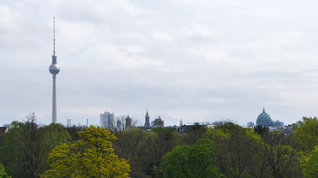 horizonte de berlina con la torre berliner fernsehturm y la magnífica cúpula de la catedral de la iglesia de ancho estático