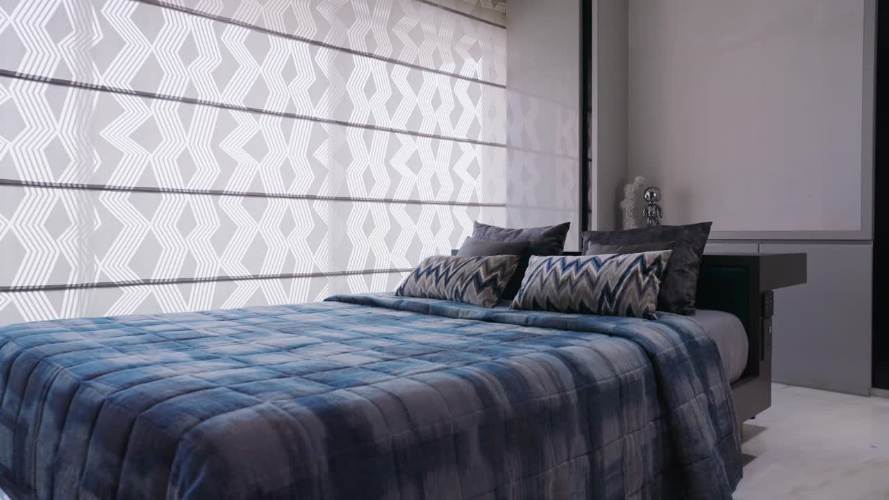Tempat Tidur Nyaman di Dalam Kamar Tidur Berwarna Abu-abu dengan Desain Interior Modern.