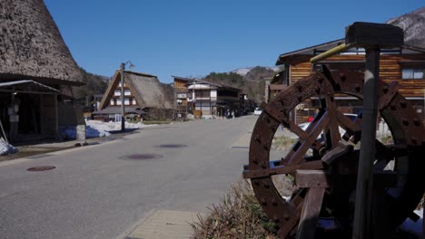 Rueda-De-Agua-Girando-Desde-El-Derretimiento-De-La-Nieve-En-Shirakawa-go,-Gifu-Japón