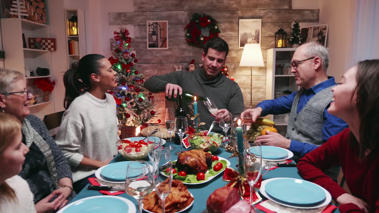 un joven bebiendo un vaso de champán con su padre.