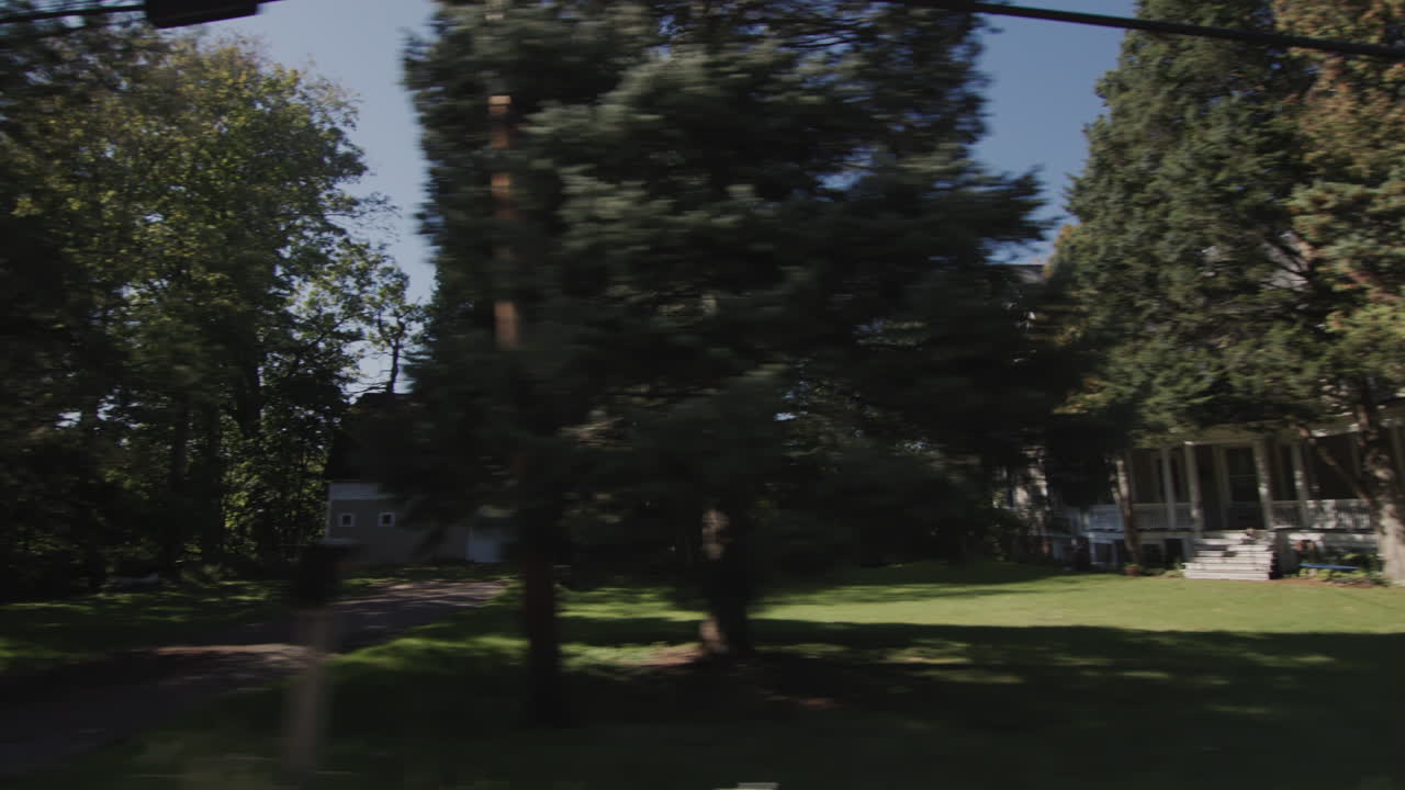 вид из окна на типичный американский район.