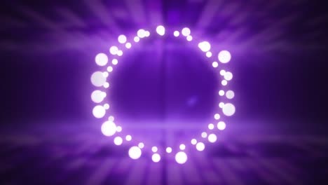 círculo brillante de luces de hadas sobre un fondo púrpura
