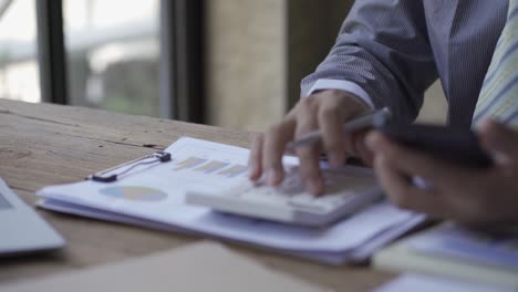 las personas de negocios desarrollan proyectos de negocio y analizan los datos de mercado trabajando en la oficina con informes de negocios y documentos de análisis de existencias. concepto de papeleo