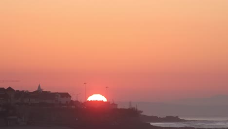 Timelapse-De-Un-Hermoso-Amanecer-Tropical-Sobre-El-Mar-Y-La-Ciudad-En-Estoril,-Cascais-Cerca-De-Lisboa,-Portugal