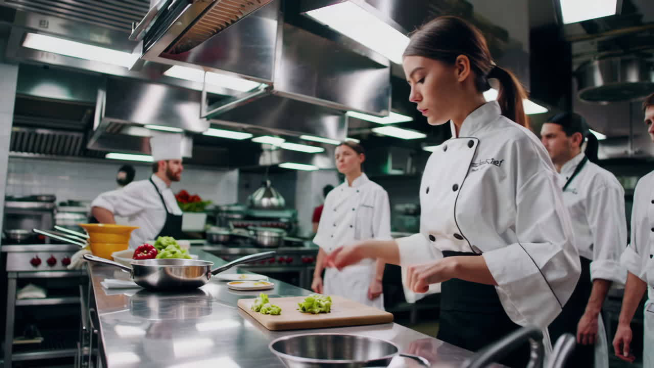 cocineros profesionales preparando comida en la cocina de un restaurante