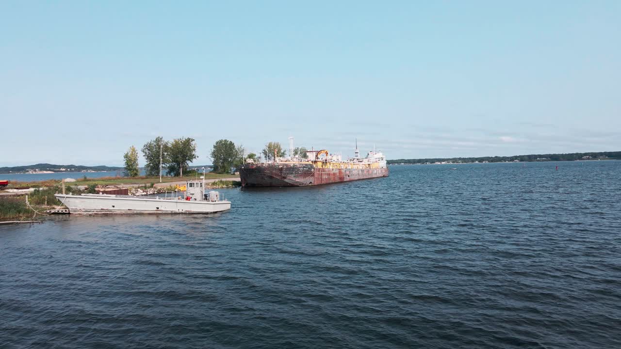 barco en reparación en el lago muskegon
