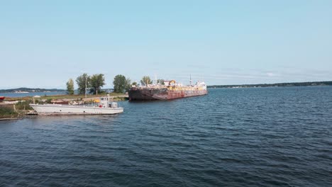 barco en reparación en el lago muskegon