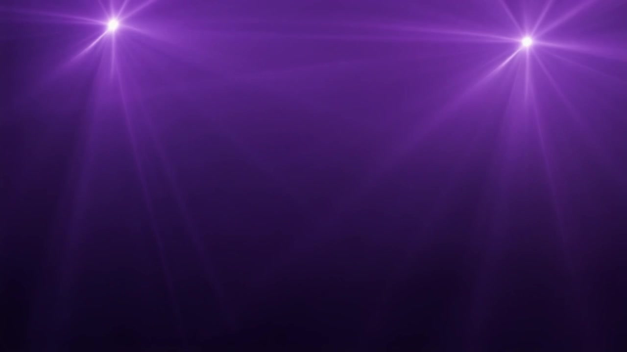 Effetti di luce astratti con lens flare viola su sfondo scuro