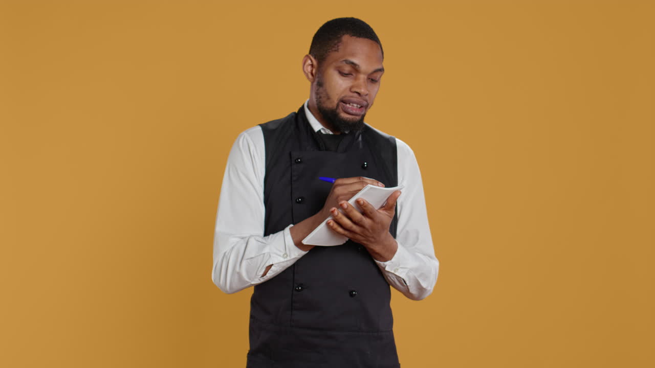 proveedor profesional que escribe los pedidos de los clientes en el bloc de notas para la factura,