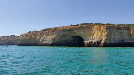 kayak frente a las cuevas en el algarve
