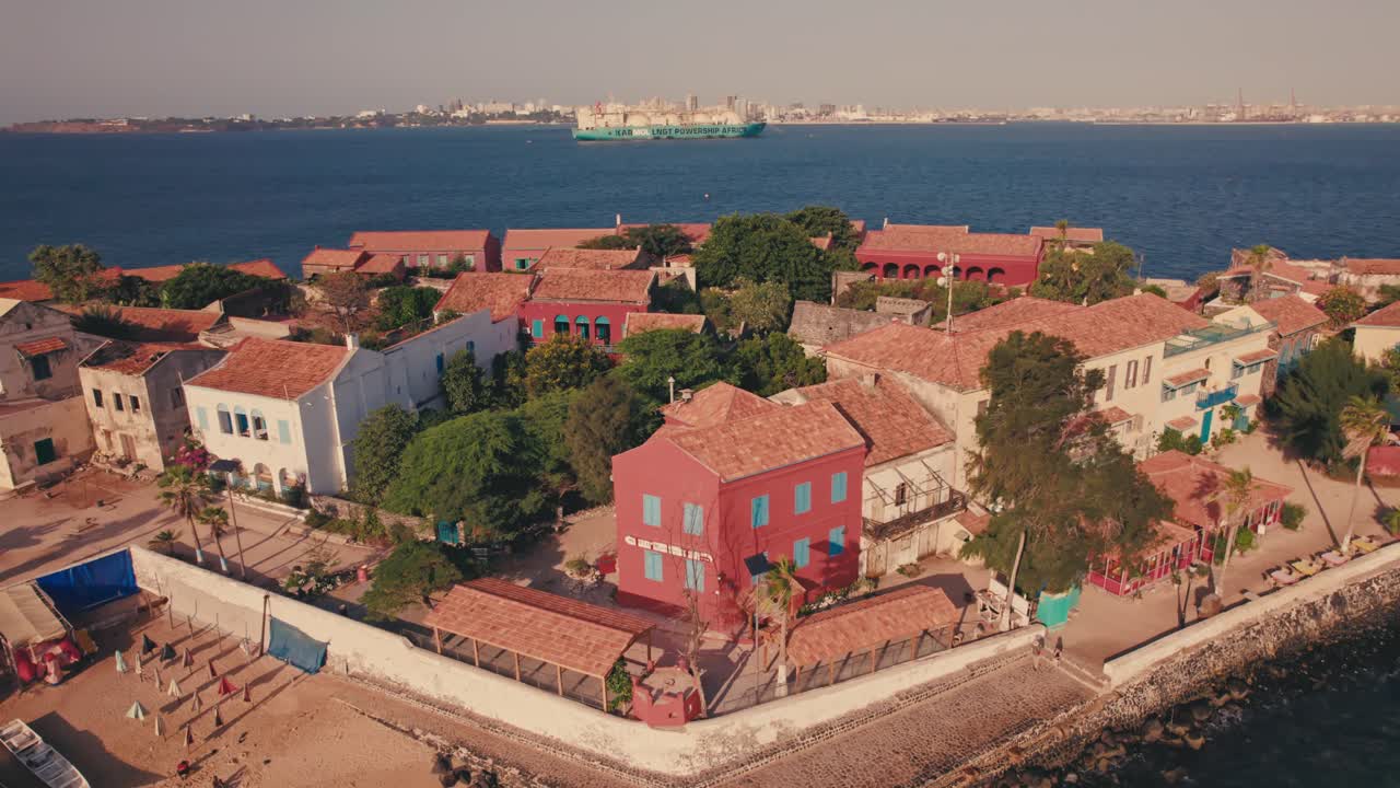 Vista aerea dell'isola di Gorée, un sito Patrimonio dell'Umanità UNESCO, è magica di giorno con un tramonto incantevole