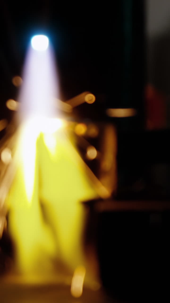 soldador que suelda un metal