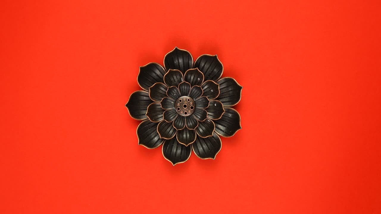 patrón de mandala giratorio metálico en fondo rojo.