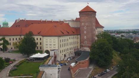 Königliches-Schloss-Wawel-Und-Gotische-Kathedrale-In-Krakau,-Polen,-Mit-Sandomierska--Und-Senatorska-Türmen,-Polnische-Flagge-Auf-Dem-Turm