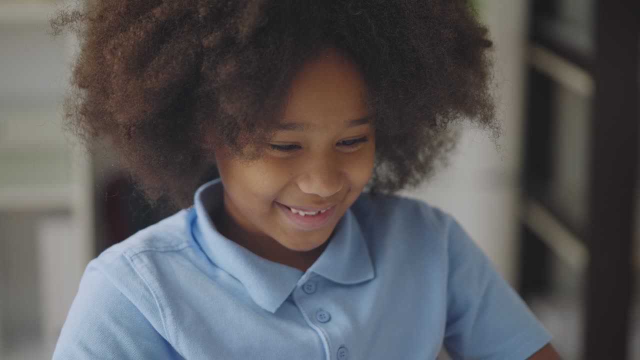 una niña negra emocionada poniendo monedas en la alcancía, ahorrando dinero para el sueño