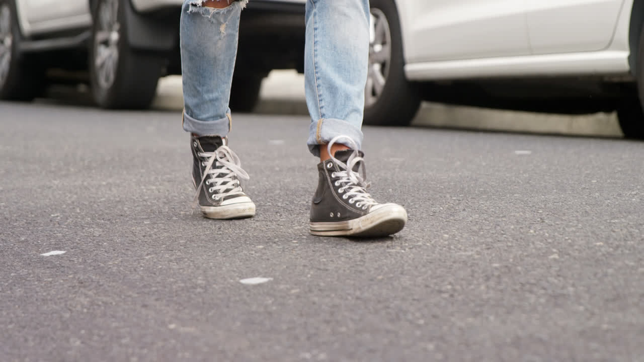 hombre caminando por la calle 4k