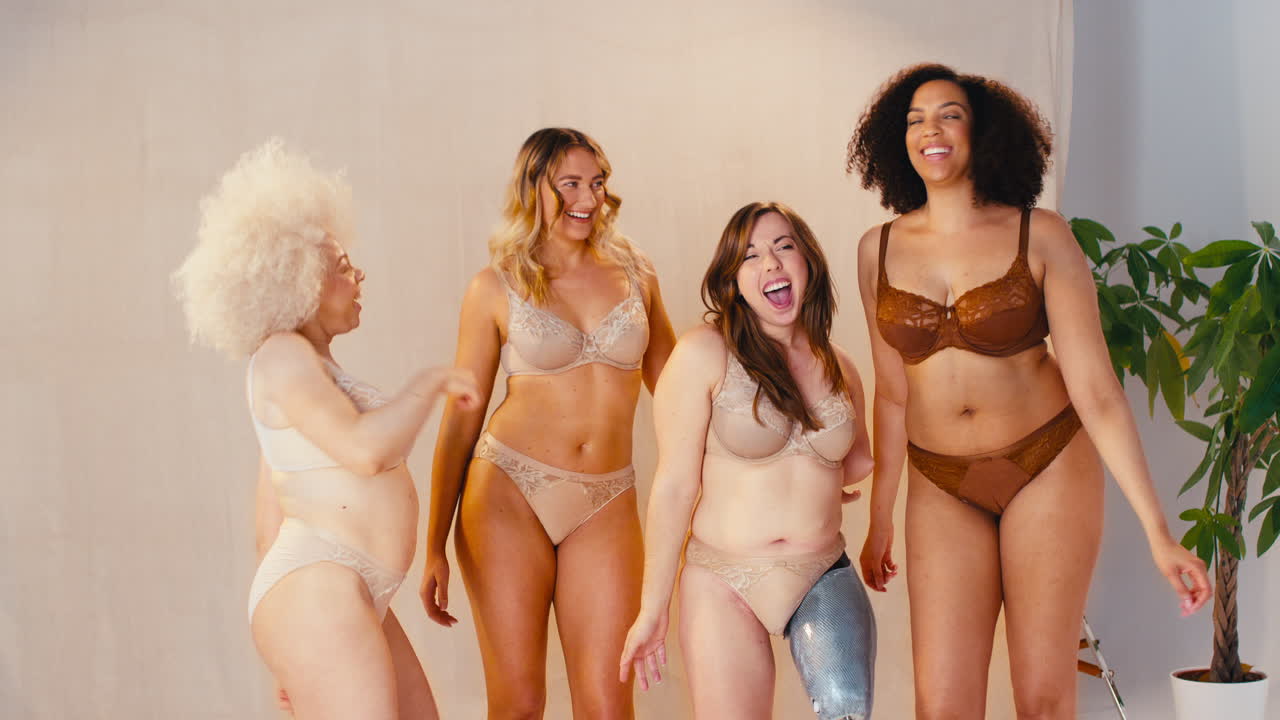 grupo de mulheres amigas diversas uma com prótese de membro em roupa interior promovendo a positividade corporal