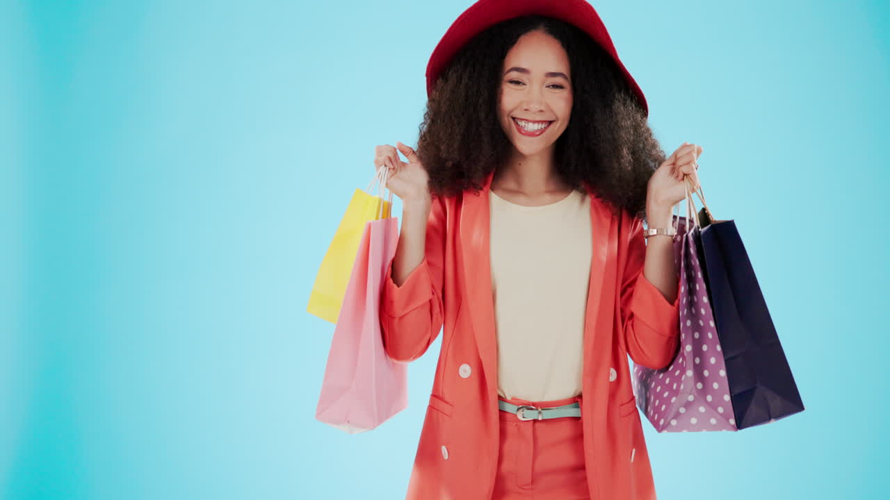 lujo, bolsa de compras y baile con cara de mujer