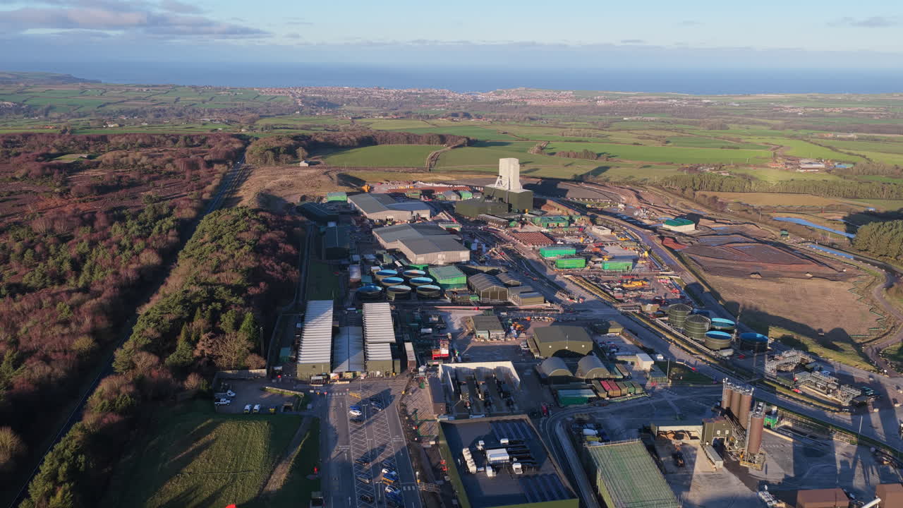 Tambang Woodsmith Anglo American, Sirius, mineral polihalite - 4k prores 422 - drone maju ke arah tambang, geser ke bawah, All-intra ke Prores VHQ. Desember 2025