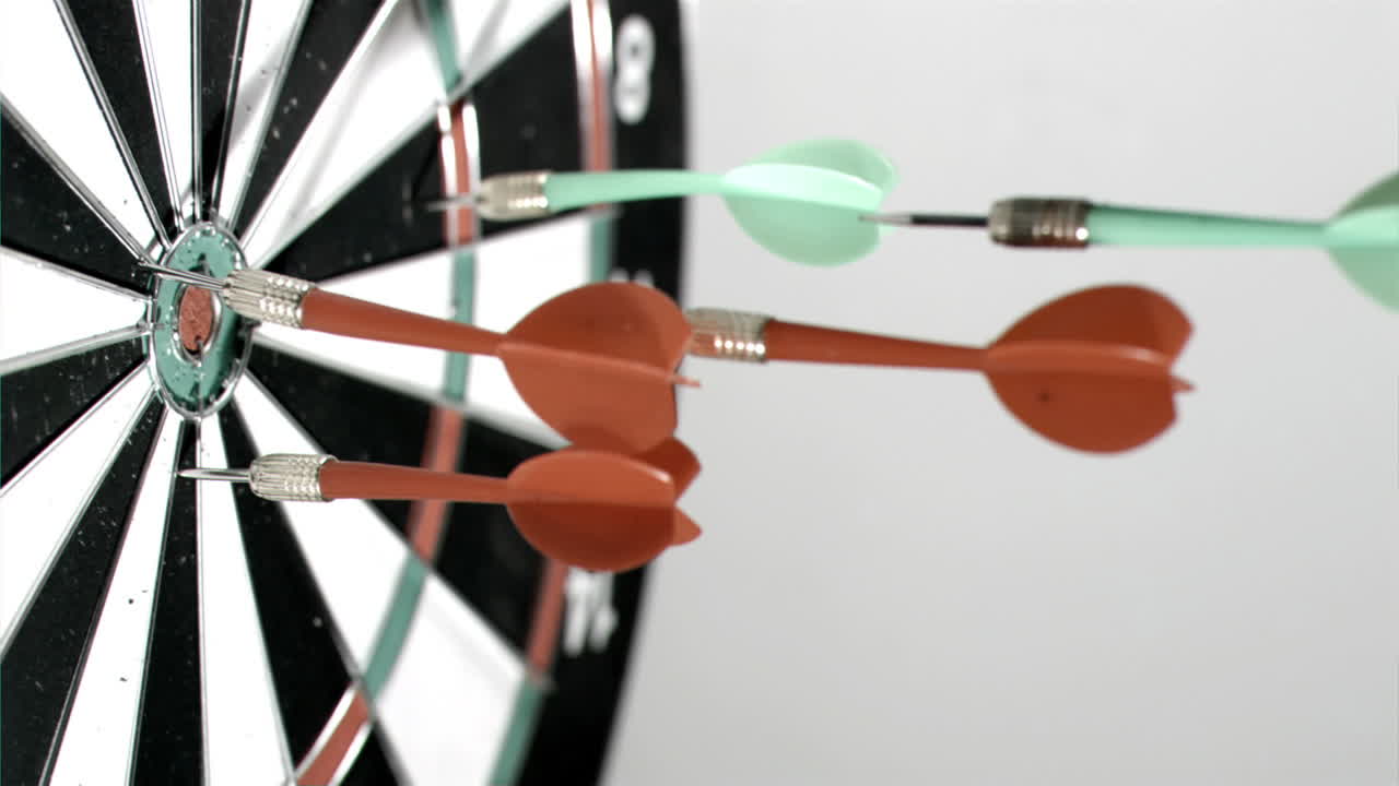 los dardos van hacia el objetivo.