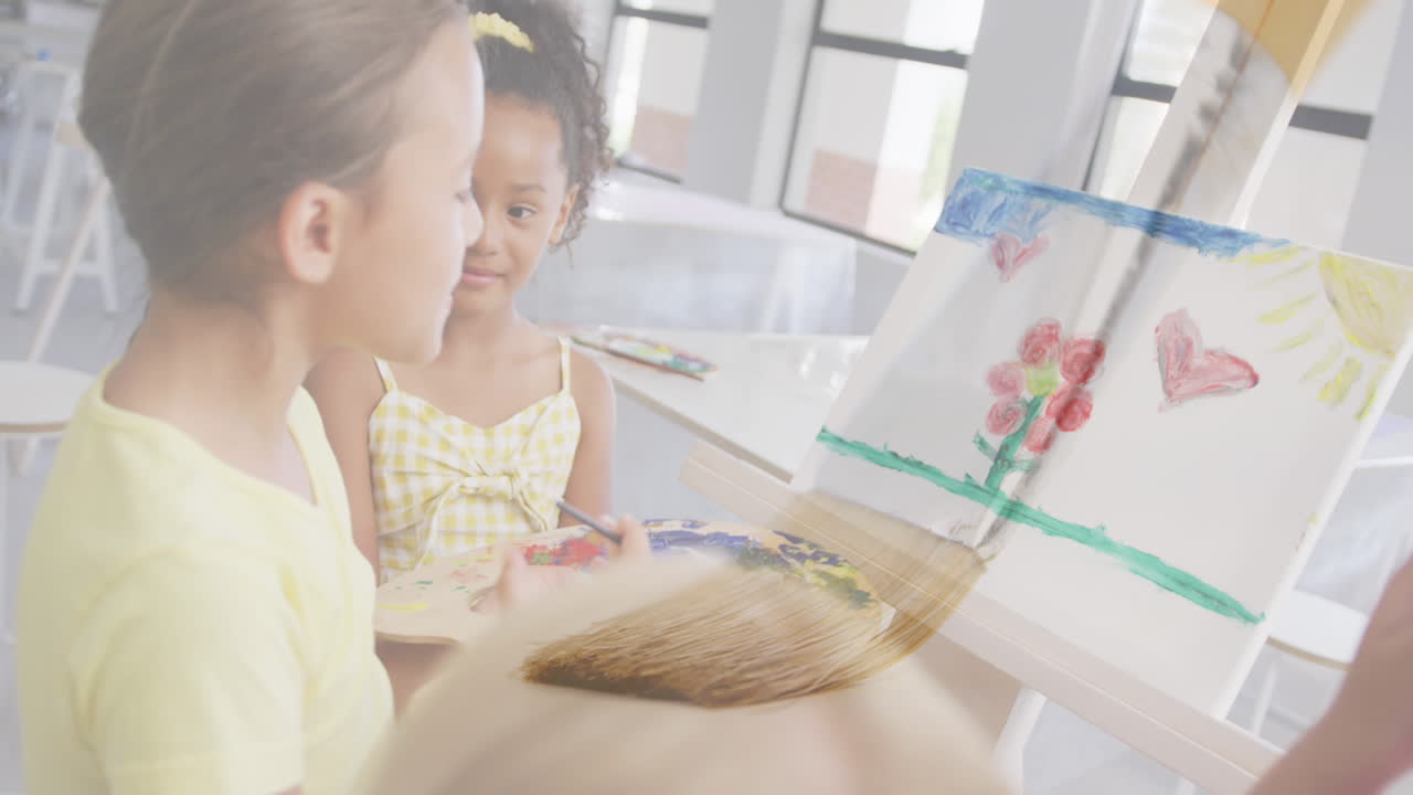 絵画の授業で話したり絵を描いたりする 幸せな多様な女の子たちの上に描かれた絵画のアニメーション