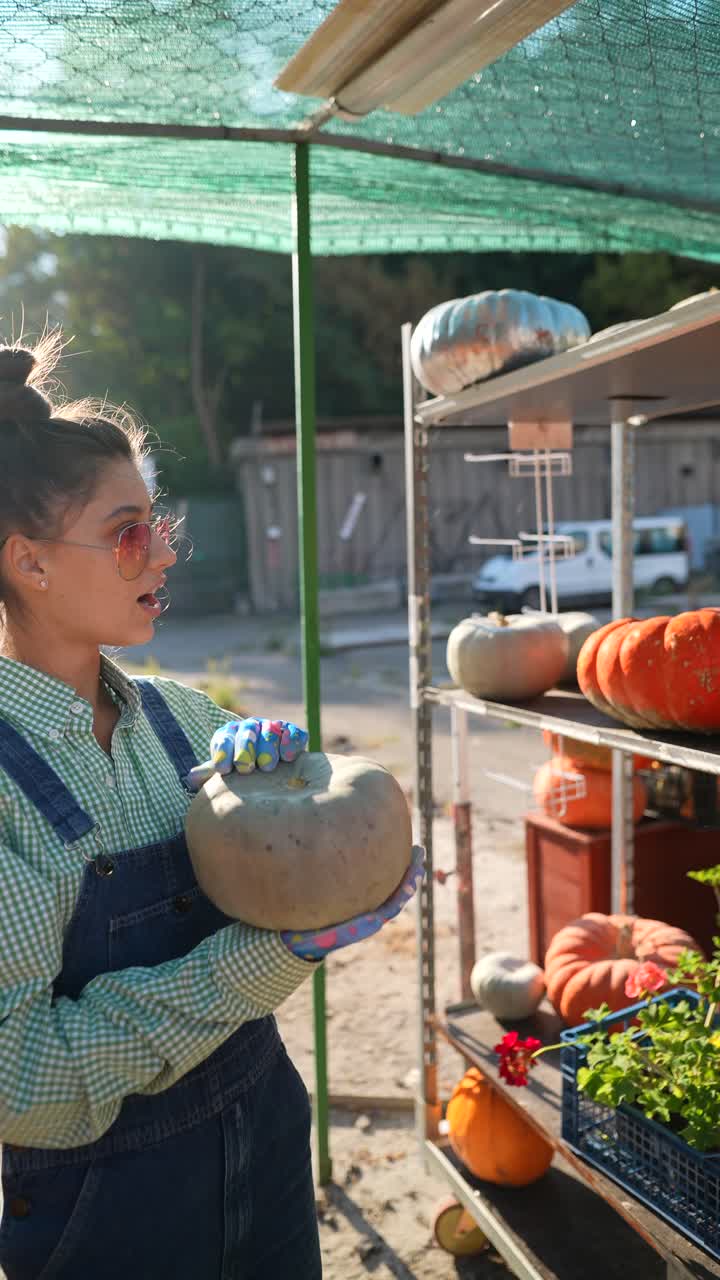 mujer comprando calabazas en un mercado de agricultores de otoño