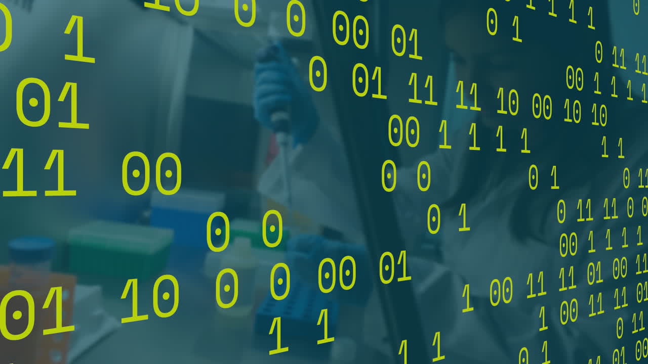 animación de codificación binaria sobre científica caucásica que trabaja en el laboratorio