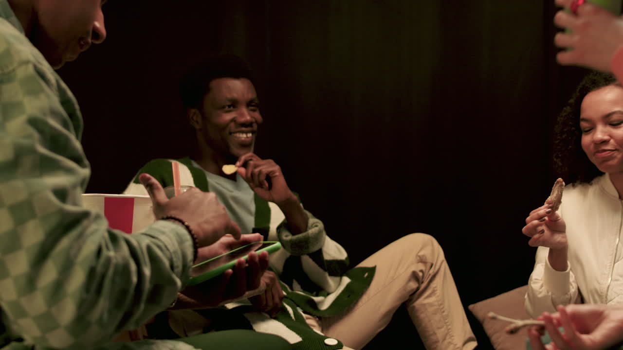 cuatro amigos divirtiéndose en casa