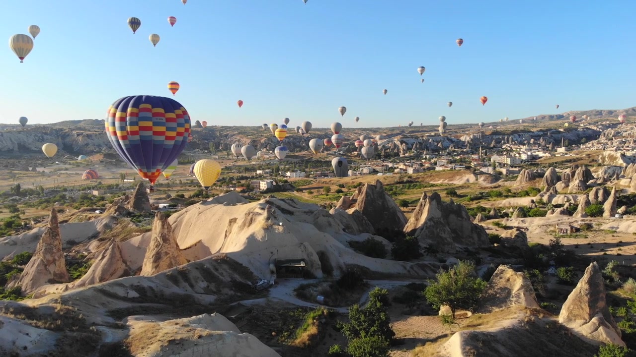 Khinh khí cầu bay qua phong cảnh Cappadocia lúc bình minh