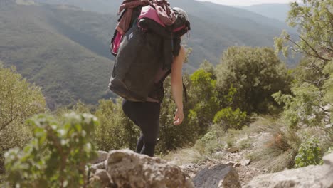 bella dama mochilero escalando camino de montaña - cámara lenta