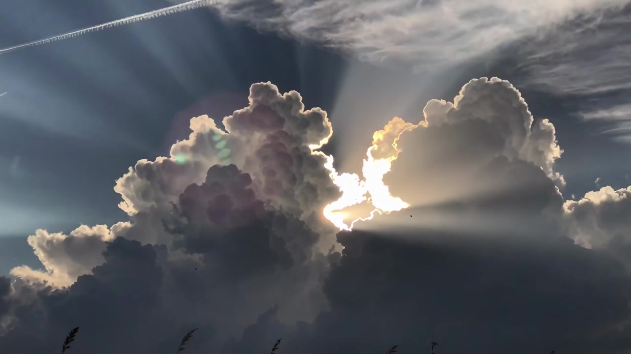 I maestosi raggi del sole attraversano le nubi spettacolari