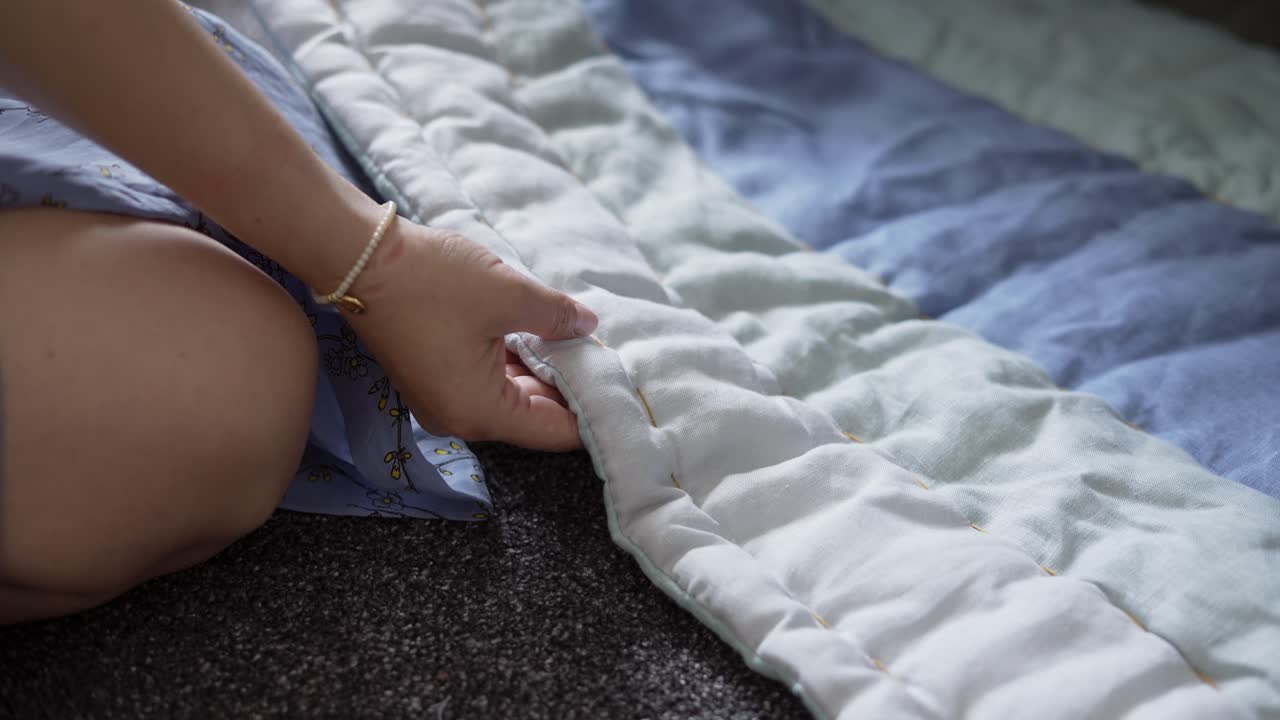 mano femenina irreconocible tocando suave, manta hecha a mano