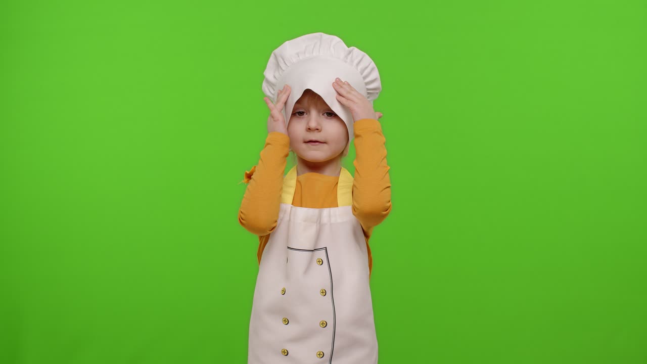 Bambina carina vestita da chef