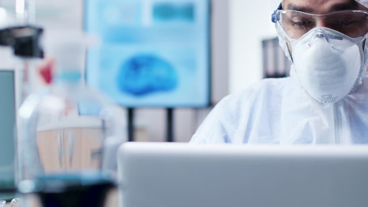 científico que trabaja en un laboratorio