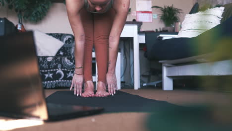 Una-Mujer-Joven-Practicando-Yoga-En-Casa