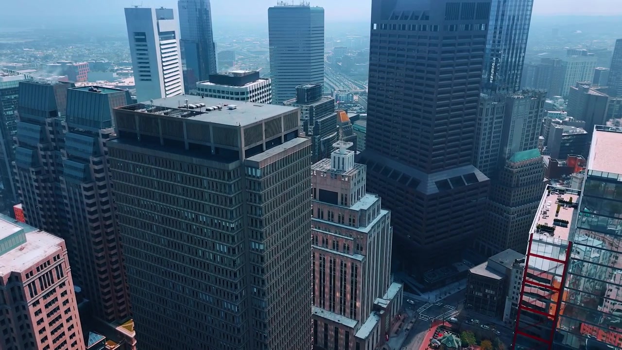 Grattacieli scuri nel centro di Boston, Massachusetts, USA. Il paesaggio urbano della metropoli è coperto dallo smog. Prospettiva aerea