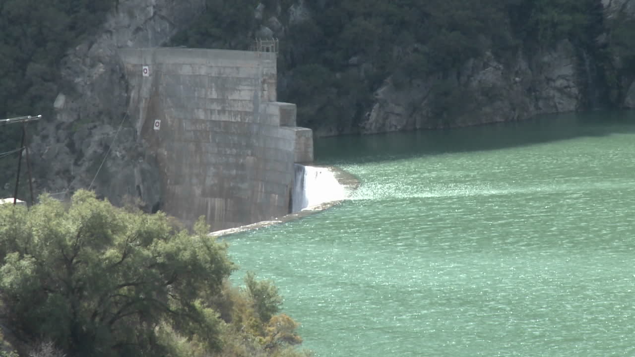 오하이오 캘리포니아에 있는 마틸리야 댐 위로 물이 쏟아지는 측면도