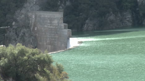 Oben-Seitenansicht-Des-Wassers,-Das-über-Den-Matilija-Staudamm-In-Ojai,-Kalifornien,-Verschüttet-Wird?