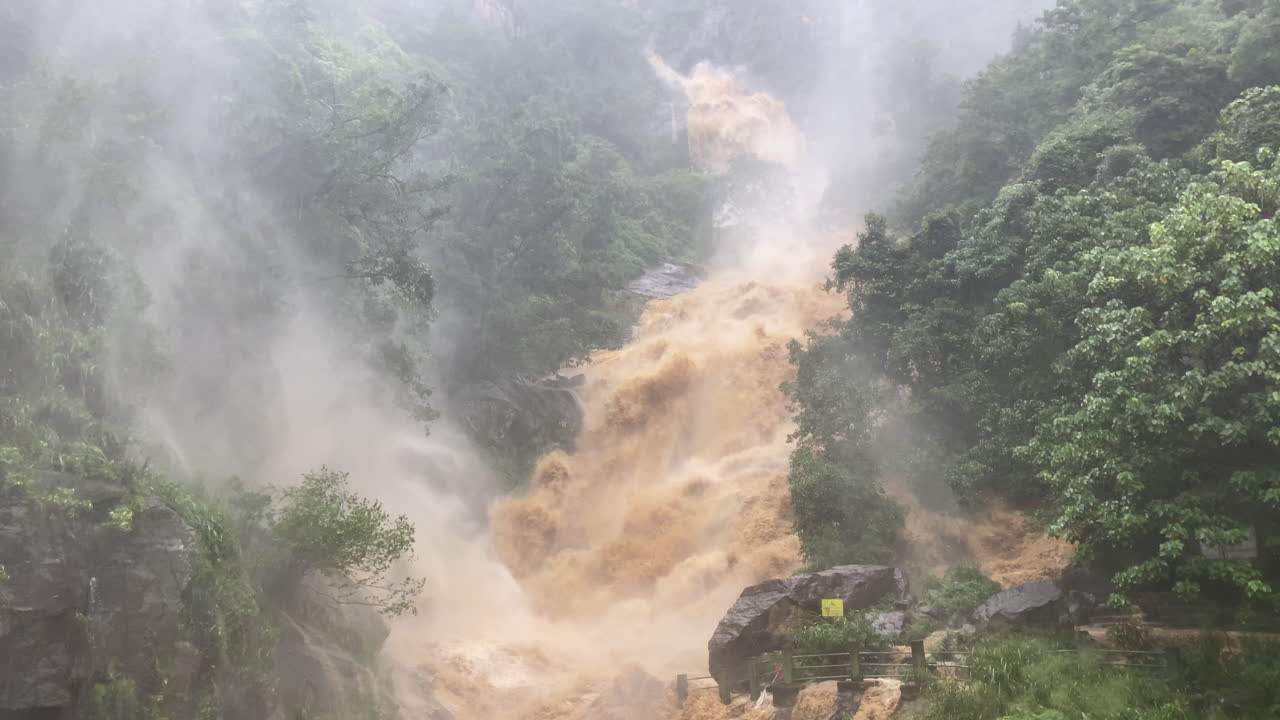 라바나 폭포의 손잡이 은 강한 비가 내린 후 엘라 스리랑카에서 진 물을 침수 한 후 높은 배출에 떨어집니다.