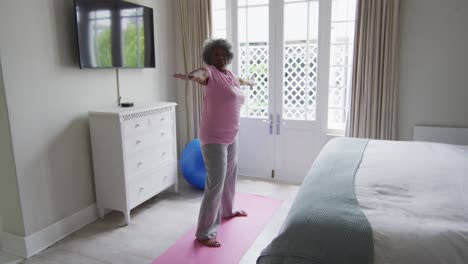 Ältere-Afroamerikanische-Frau,-Die-Zu-Hause-Im-Schlafzimmer-Übungen-Durchführt