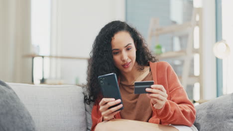 mujer feliz, tarjeta de crédito y compras en línea