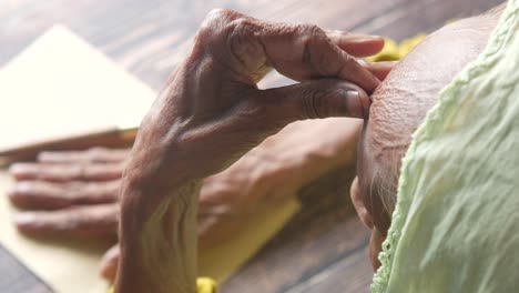 mujer anciana leyendo un libro