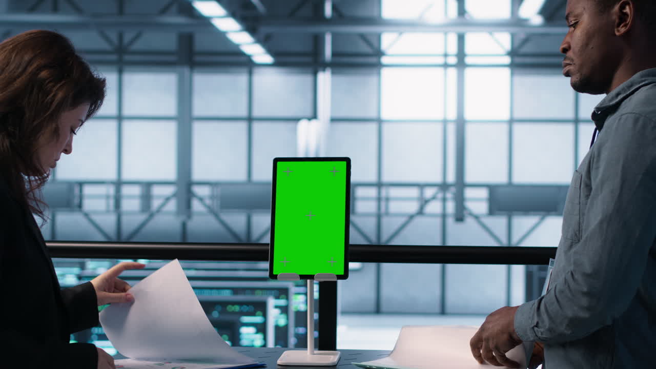 검사자가 서버 허브에서 문서를 확인하고 그린 스크린 태블릿을 사용합니다.